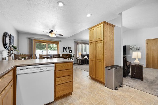 1424 Golden Valley Ln, Minot, ND 58703
