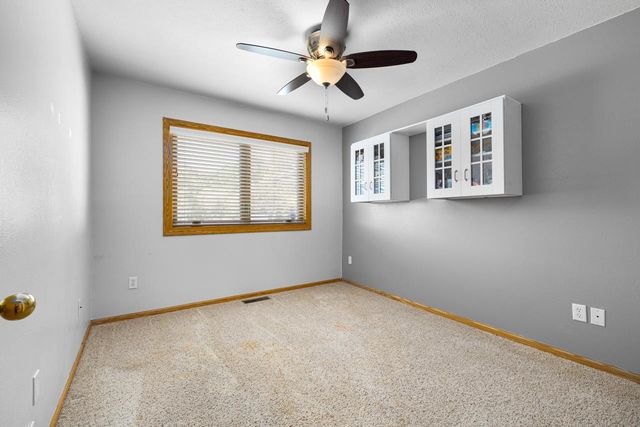 1424 Golden Valley Ln, Minot, ND 58703