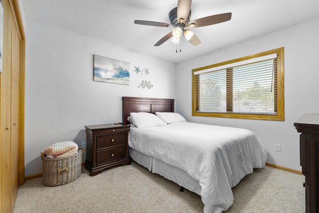 1424 Golden Valley Ln, Minot, ND 58703