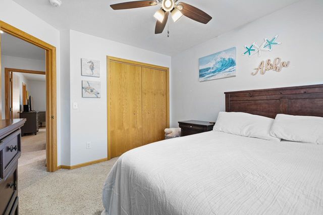 1424 Golden Valley Ln, Minot, ND 58703
