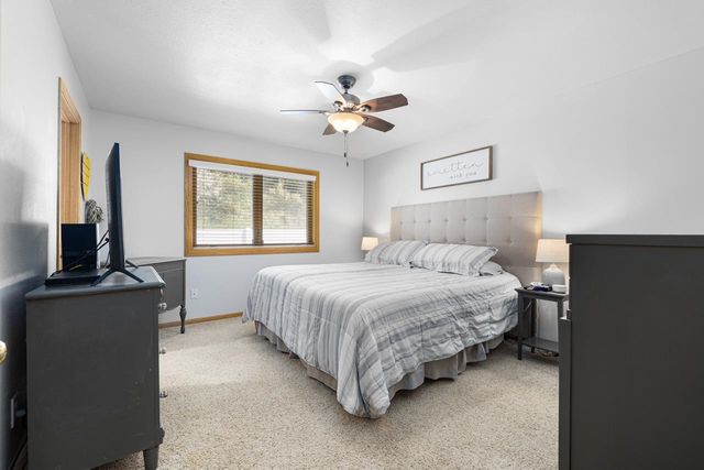 1424 Golden Valley Ln, Minot, ND 58703