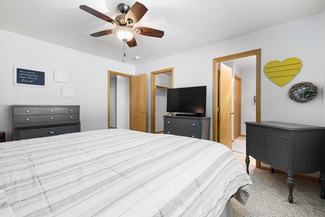 1424 Golden Valley Ln, Minot, ND 58703