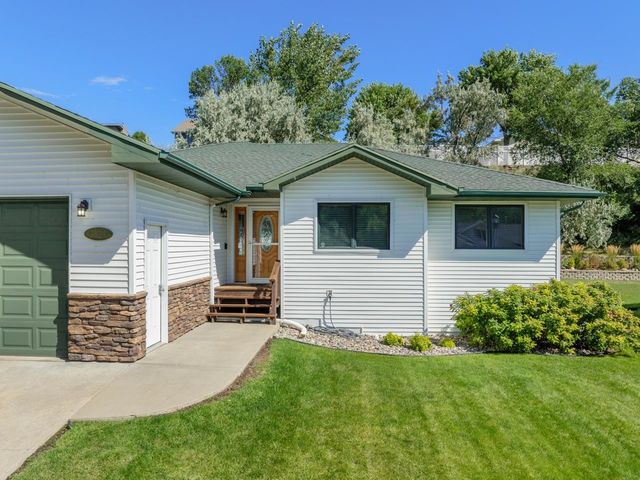 1424 Golden Valley Ln, Minot, ND 58703