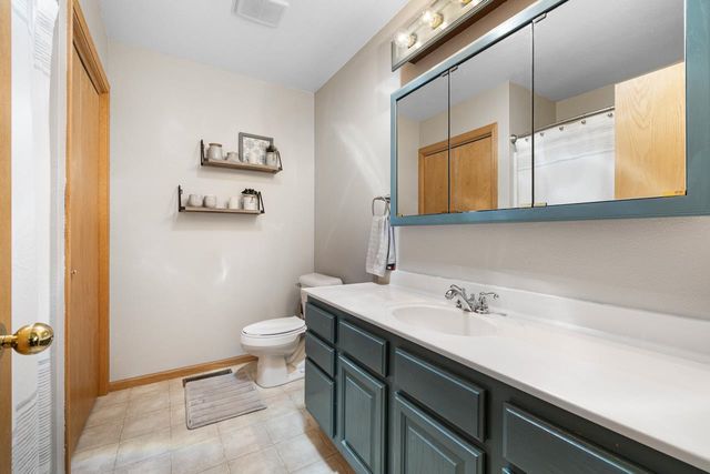 1424 Golden Valley Ln, Minot, ND 58703