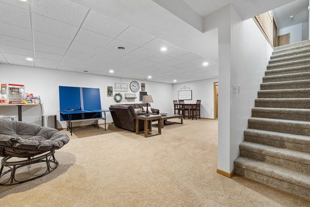 1424 Golden Valley Ln, Minot, ND 58703