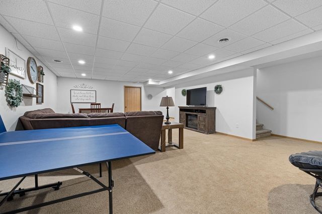1424 Golden Valley Ln, Minot, ND 58703