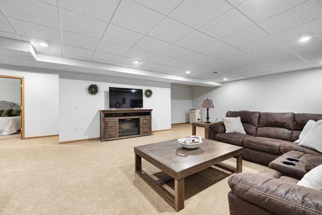 1424 Golden Valley Ln, Minot, ND 58703