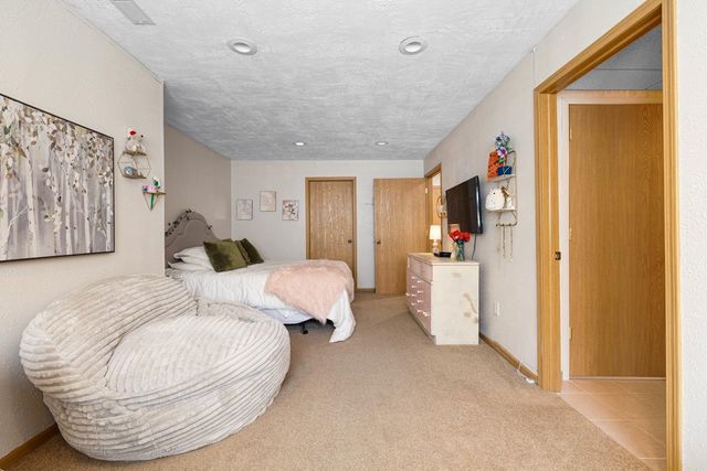 1424 Golden Valley Ln, Minot, ND 58703