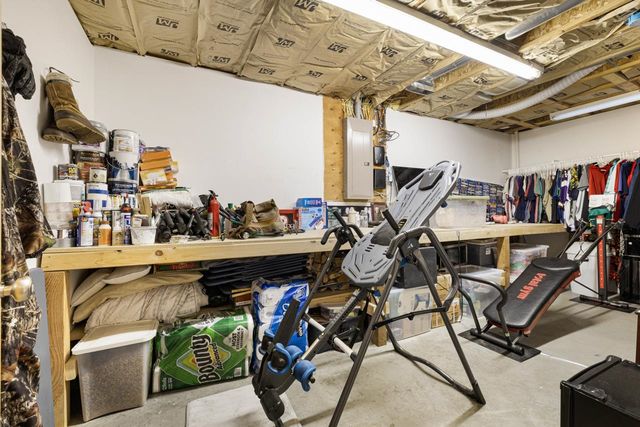 1424 Golden Valley Ln, Minot, ND 58703
