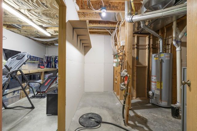 1424 Golden Valley Ln, Minot, ND 58703