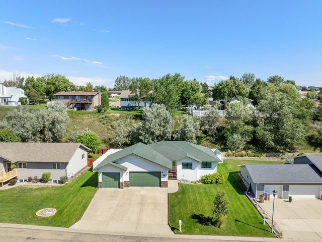 1424 Golden Valley Ln, Minot, ND 58703