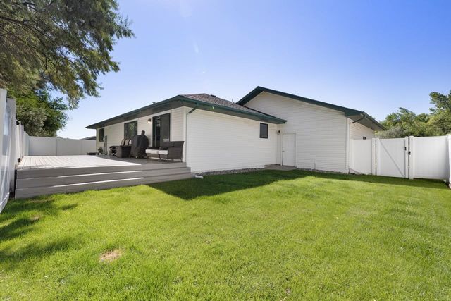 1424 Golden Valley Ln, Minot, ND 58703