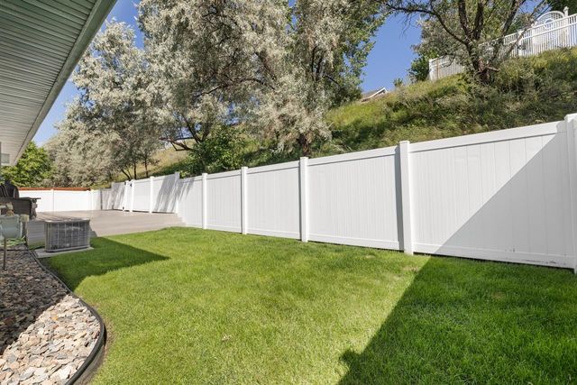 1424 Golden Valley Ln, Minot, ND 58703