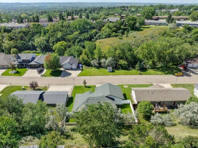 1424 Golden Valley Ln, Minot, ND 58703