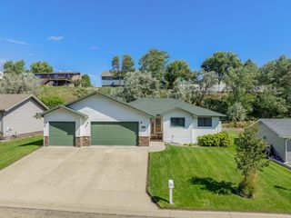 1424 Golden Valley Ln, Minot, ND 58703