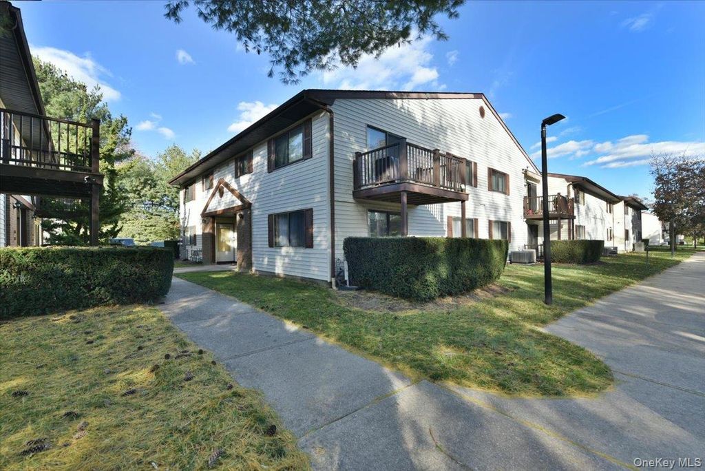 615 Broadway 44, Amityville, NY 11701