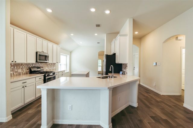 816 Black Hawk Dr, Princeton, TX 75407