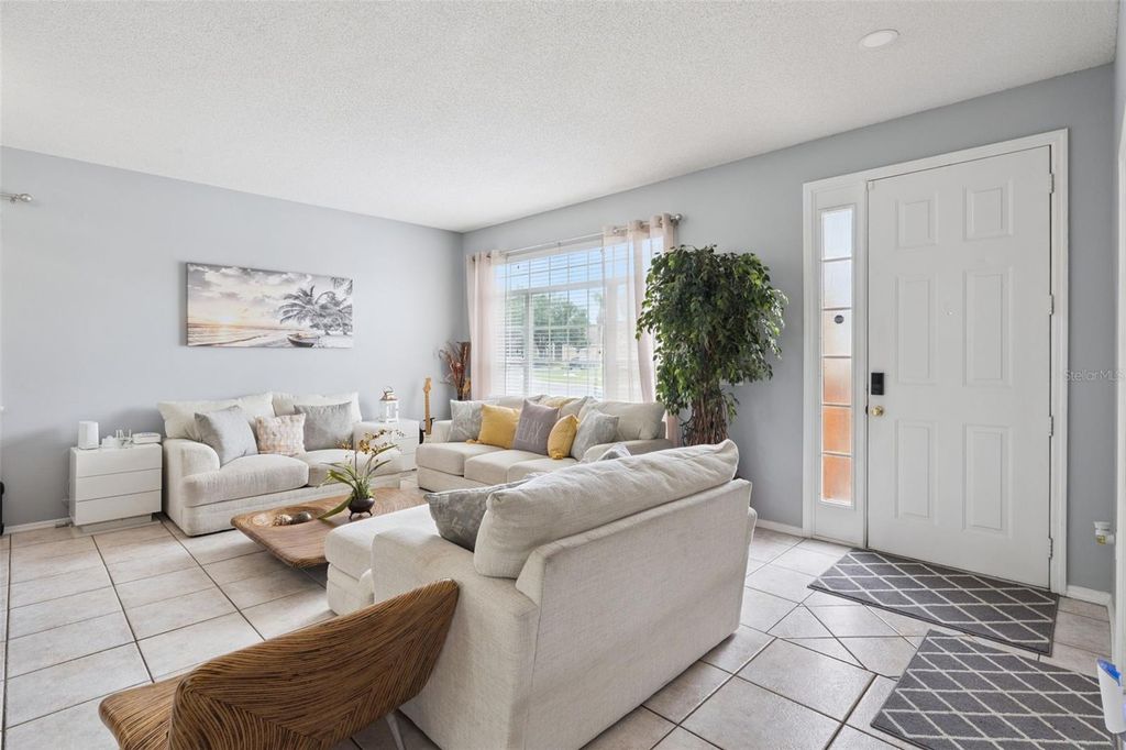 Image 4 of property listing at 1860 WHITE HERON BAY CIRCLE, Orlando, FL 32824