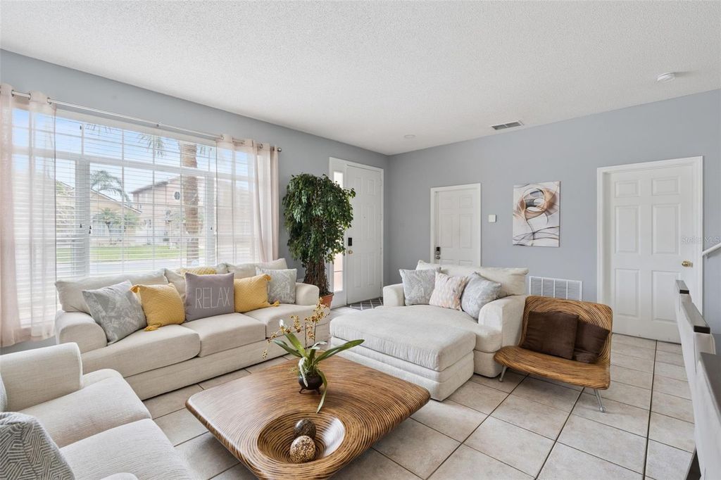 Image 5 of property listing at 1860 WHITE HERON BAY CIRCLE, Orlando, FL 32824