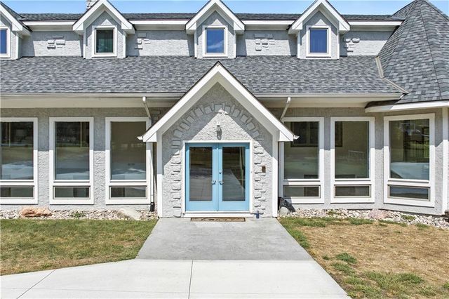 8270 W 172nd Terrace, Overland Park, KS 66085