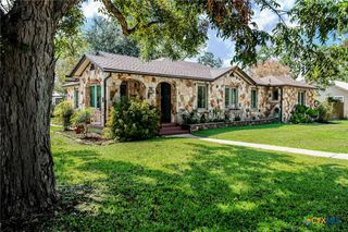 925 E Humphreys Street, Seguin, TX 78155
