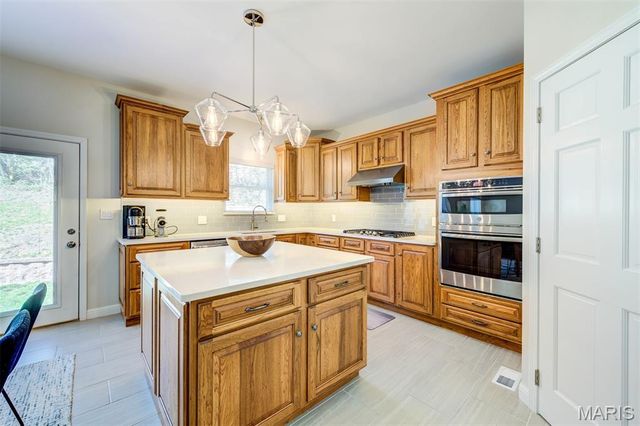 10825 Larkspur Drive, St Louis, MO 63123