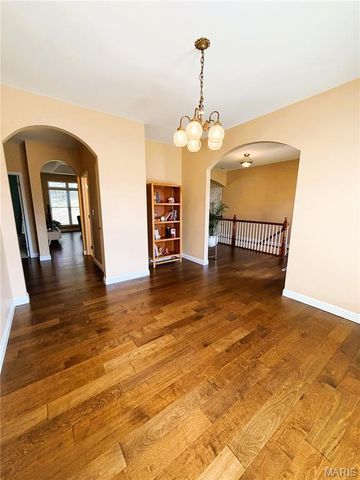 10825 Larkspur Drive, St Louis, MO 63123