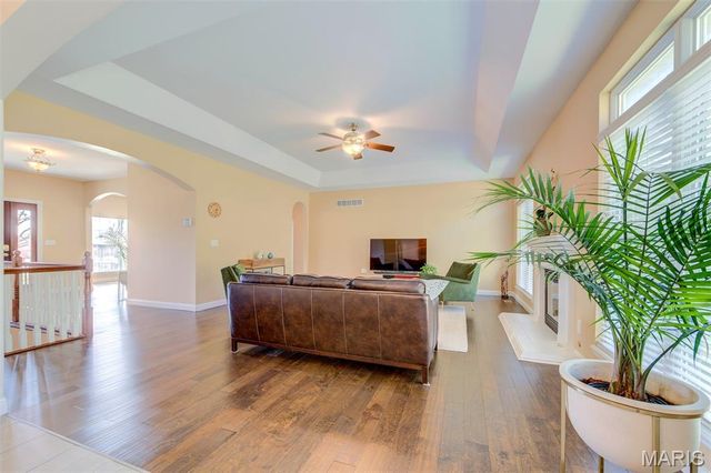 10825 Larkspur Drive, St Louis, MO 63123