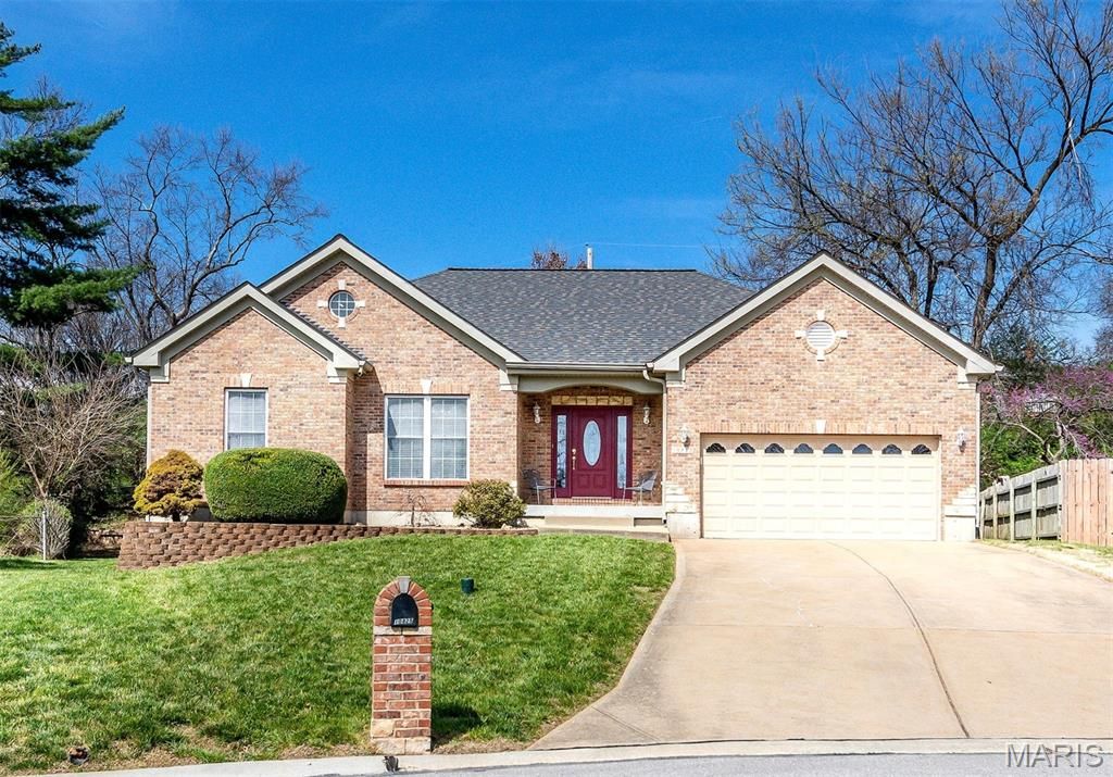 10825 Larkspur Drive, St Louis, MO 63123