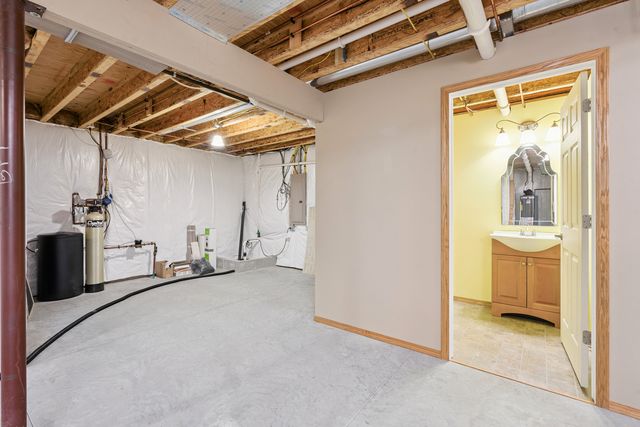 1716 Conor Court, Clinton, IA 52732