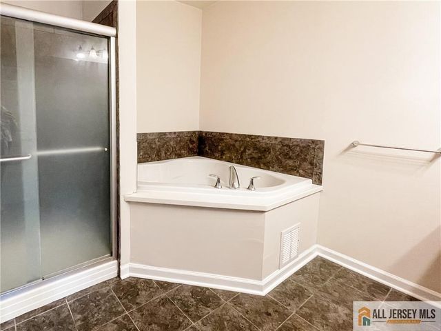 105 Regency Place, Woodbridge Proper, NJ 07095
