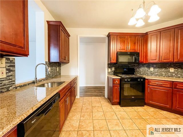 105 Regency Place, Woodbridge Proper, NJ 07095