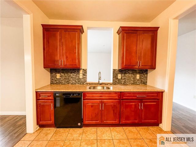 105 Regency Place, Woodbridge Proper, NJ 07095