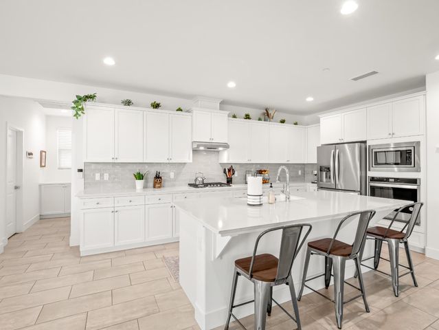 4486 Crown Bluffs Drive, Madera, CA 93636