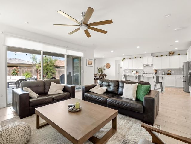 4486 Crown Bluffs Drive, Madera, CA 93636