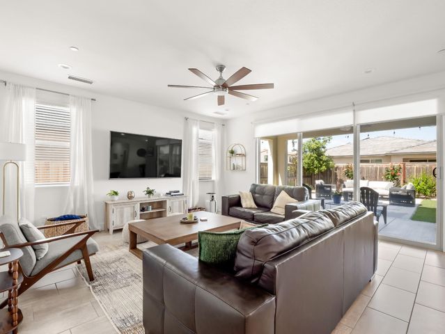 4486 Crown Bluffs Drive, Madera, CA 93636