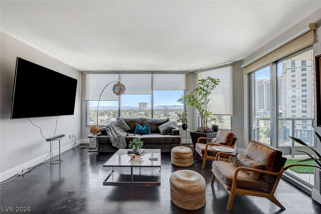 Image 3 of property listing at 322 Karen Avenue 601, Las Vegas, NV 89109
