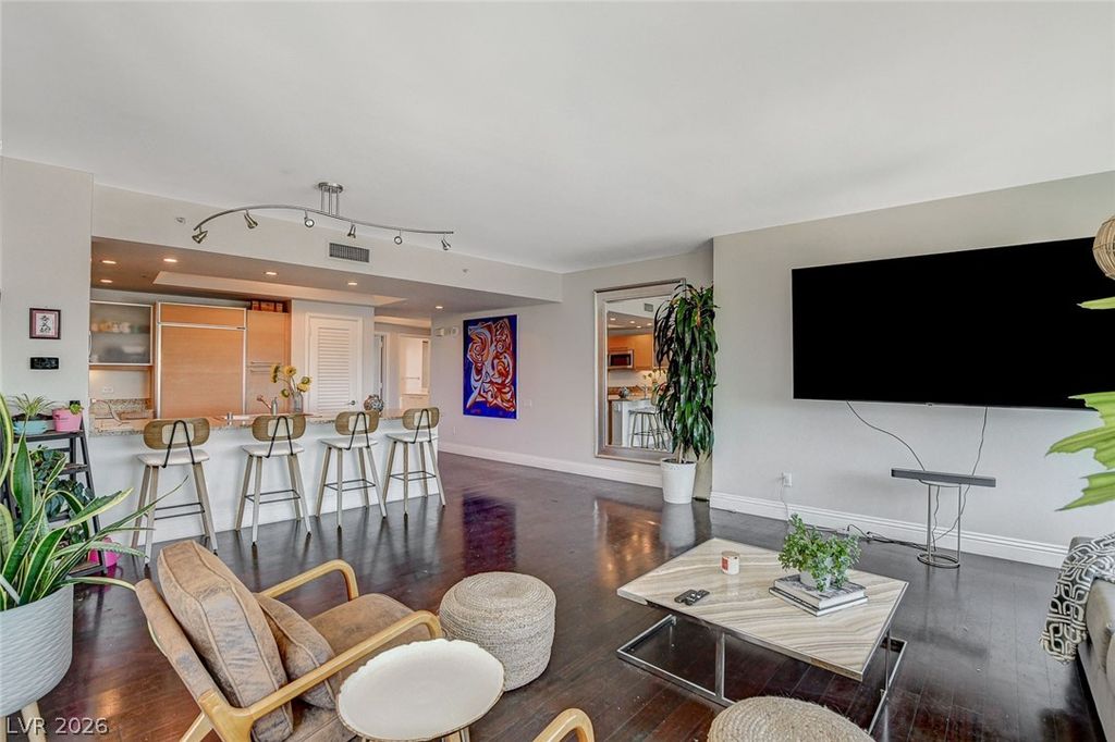 Image 4 of property listing at 322 Karen Avenue 601, Las Vegas, NV 89109