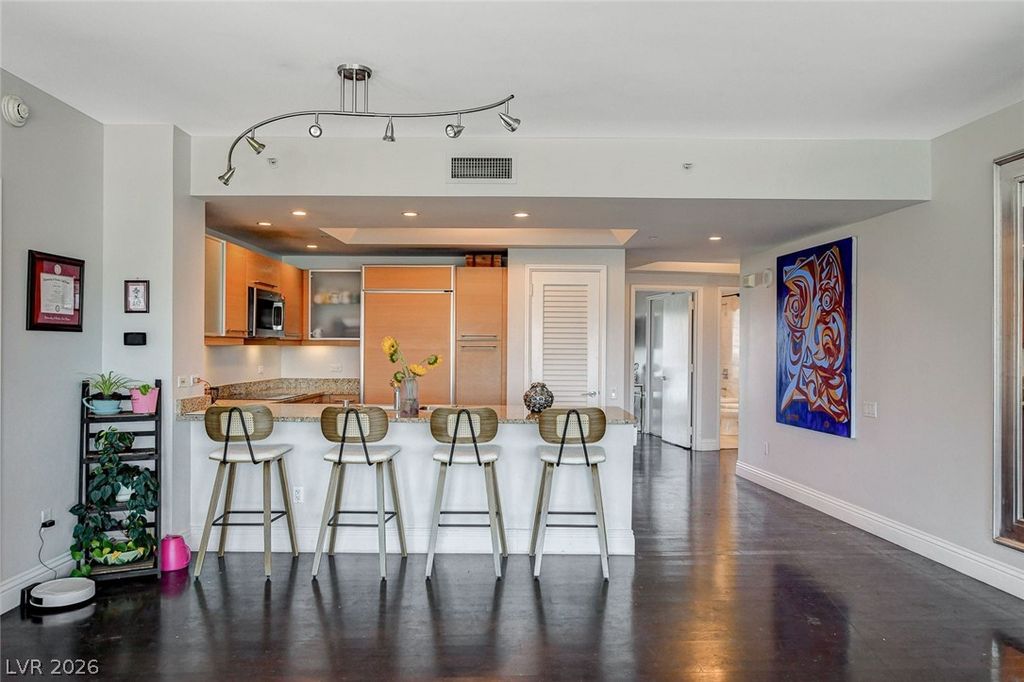 Image 6 of property listing at 322 Karen Avenue 601, Las Vegas, NV 89109