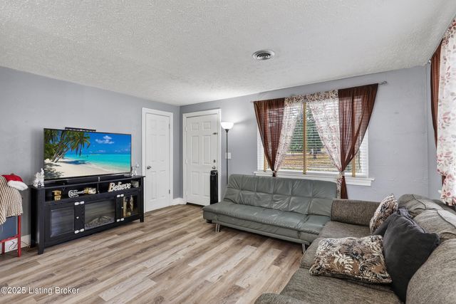 137 Seneca Trail, Louisville, KY 40214