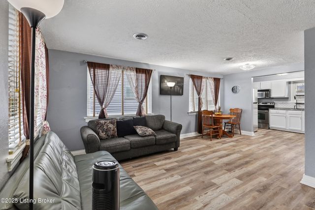 137 Seneca Trail, Louisville, KY 40214