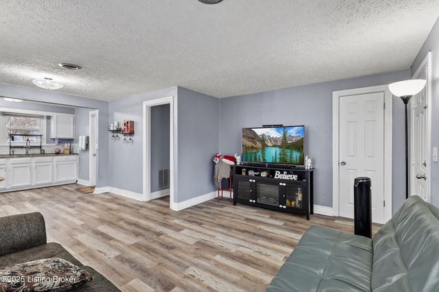 137 Seneca Trail, Louisville, KY 40214