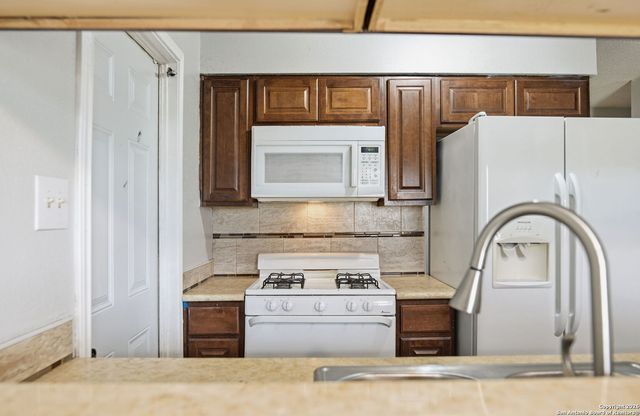 126 Meadow Way, Converse, TX 78109