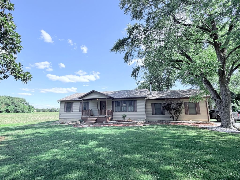 Image 1 of property listing at 1095 E Base Line Road, Centralia, IL 62801