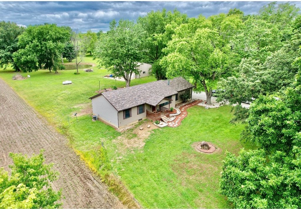 Image 2 of property listing at 1095 E Base Line Road, Centralia, IL 62801