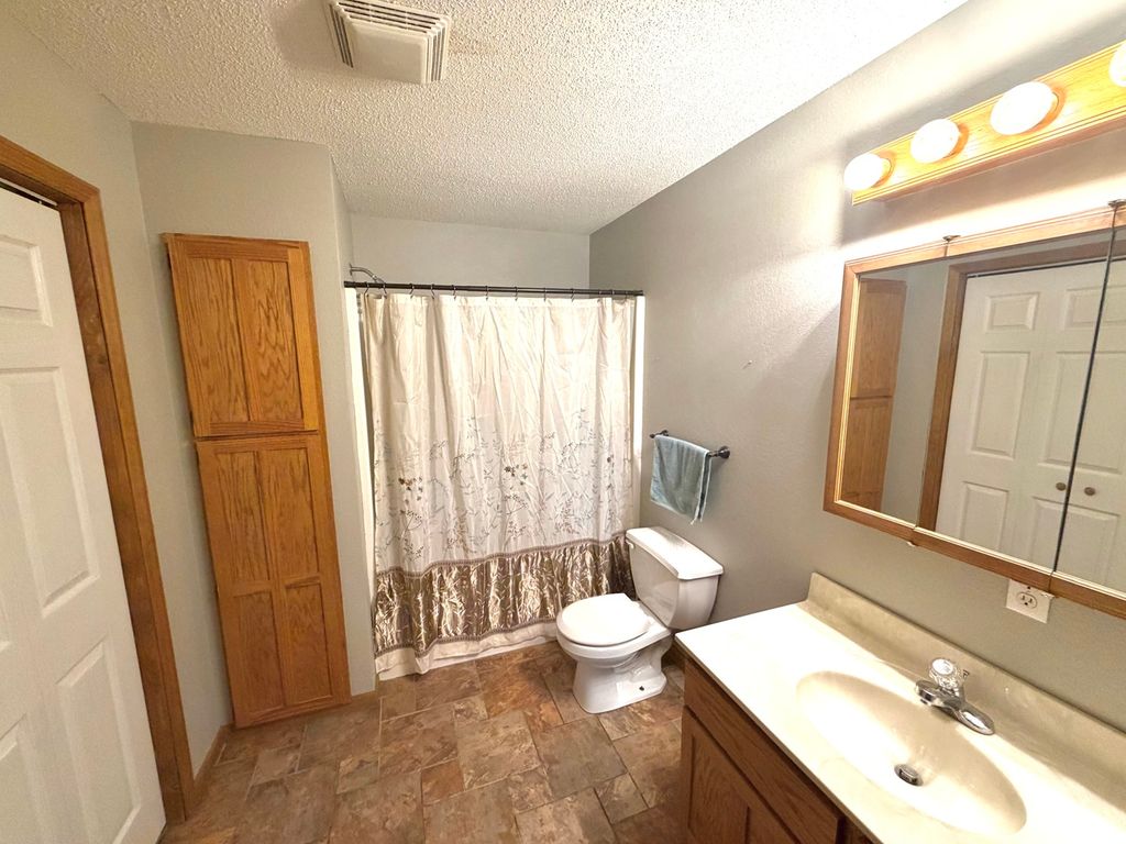 Image 11 of property listing at 1095 E Base Line Road, Centralia, IL 62801