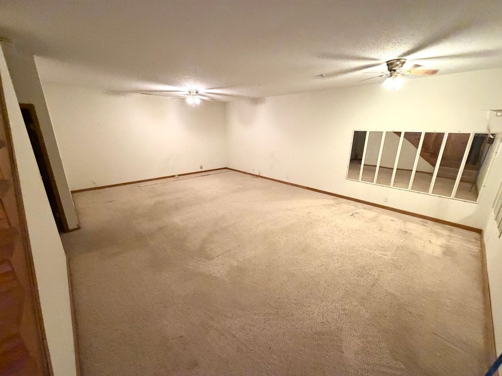 Image 12 of property listing at 1095 E Base Line Road, Centralia, IL 62801