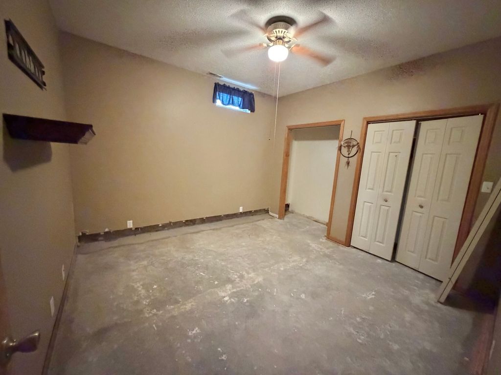 Image 13 of property listing at 1095 E Base Line Road, Centralia, IL 62801