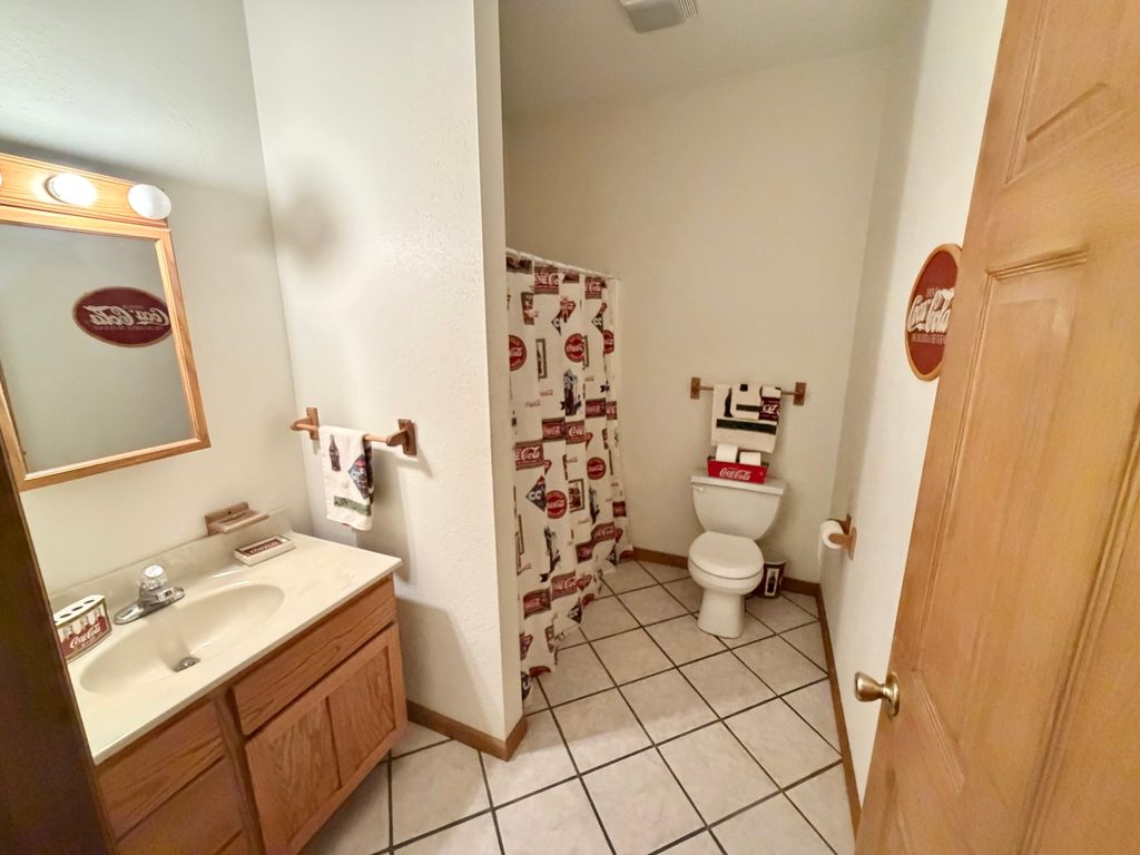 Image 14 of property listing at 1095 E Base Line Road, Centralia, IL 62801
