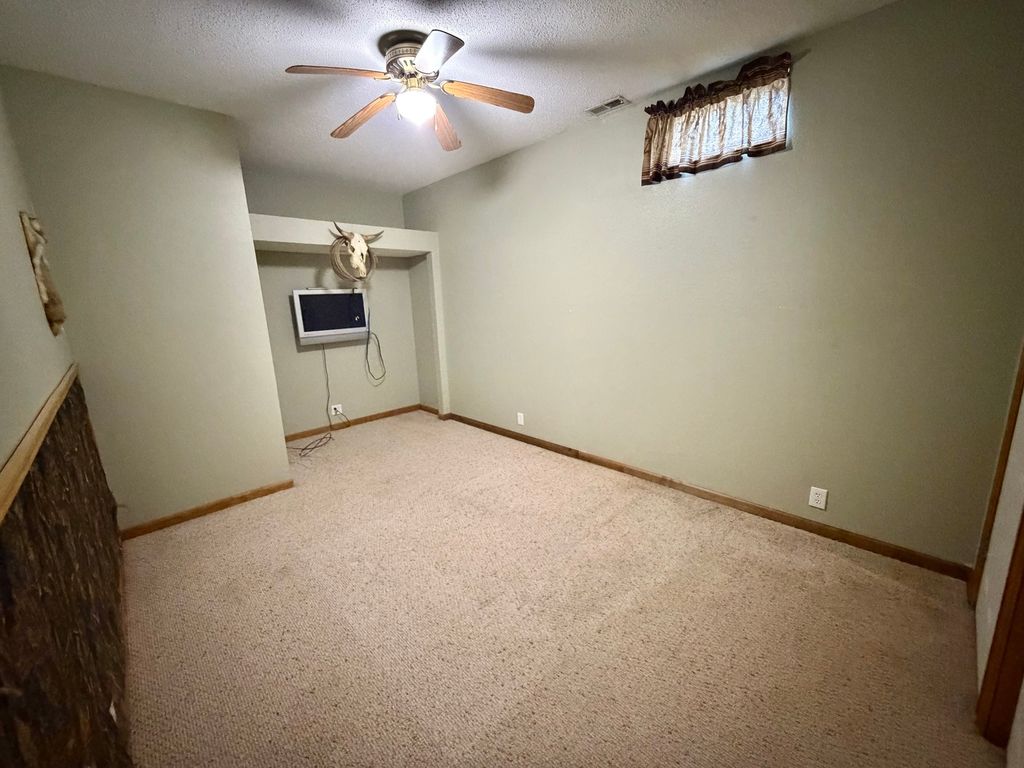 Image 15 of property listing at 1095 E Base Line Road, Centralia, IL 62801